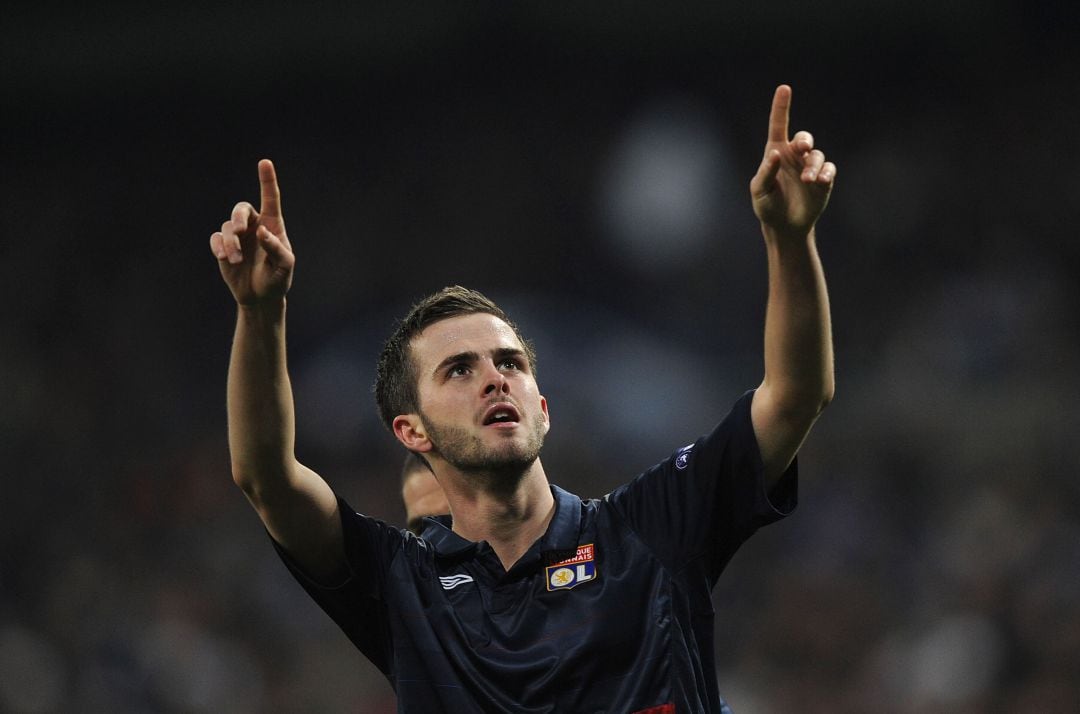 Miralem Pjanic, en el Santiago Bernabéu después de marcar para el Lyon en 2010