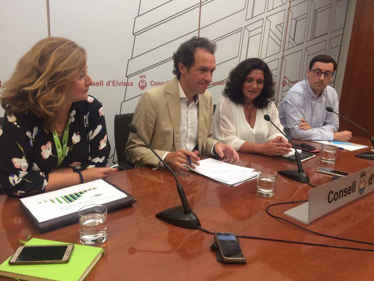 Marta Torres, Marc Pons, Pepa Marí y Rafael González en rueda de prensa.