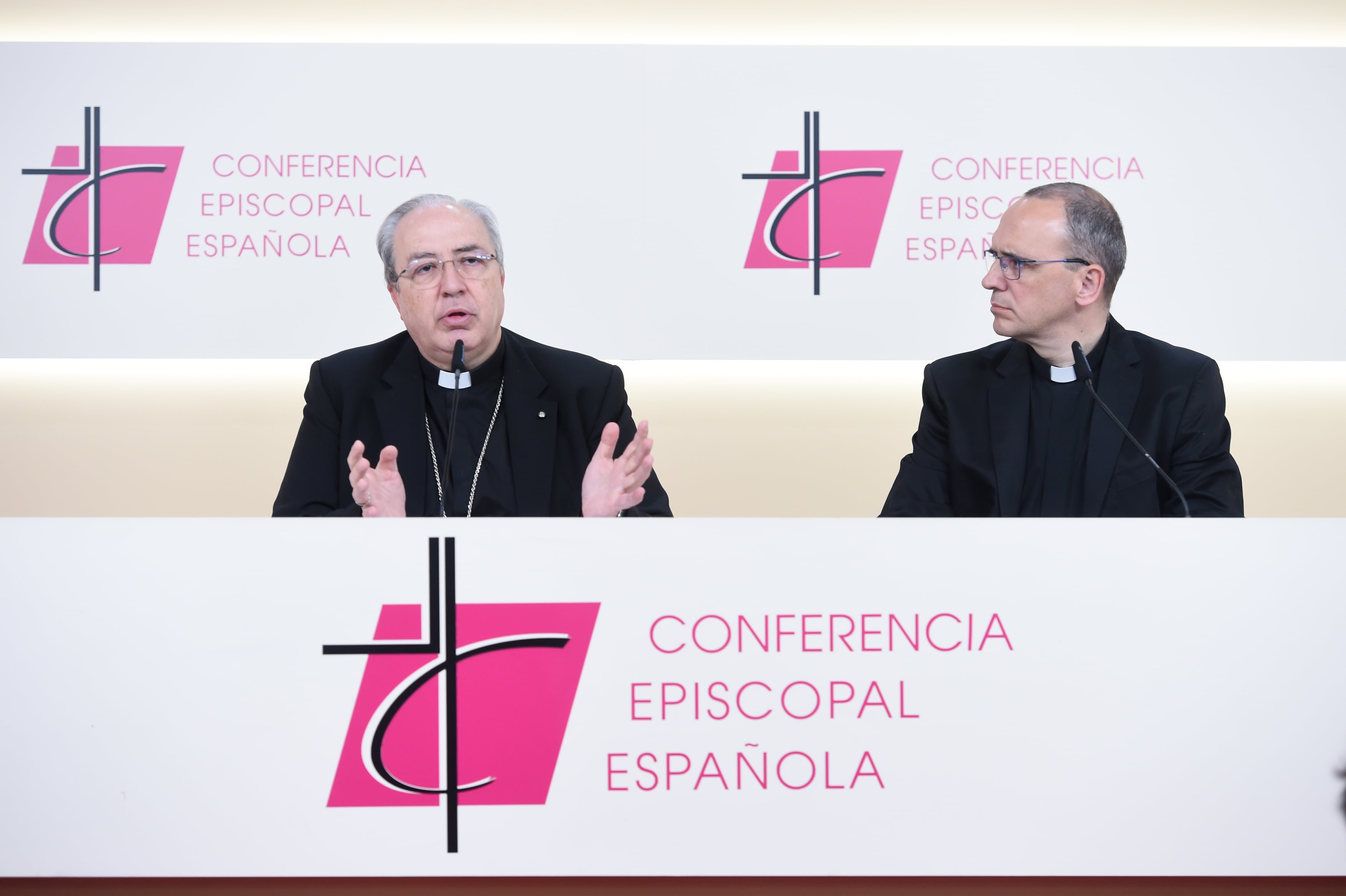 El secretario técnico de la Conferencia Episcopal, José Gabriel Vera y el secretario general Francisco Cesar García durante una rueda de prensa