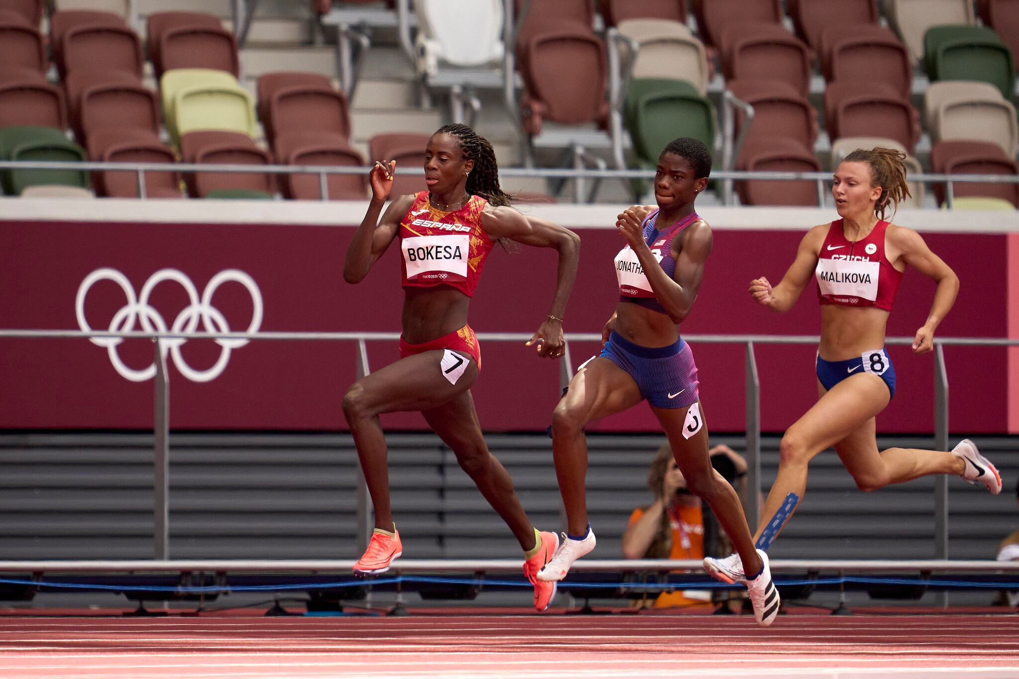 Aauri Bokesa (1i) durante su carrera de primera ronda en los JJOO de Tokio en la que consiguió pasar a semifinales con una marca de 51.89