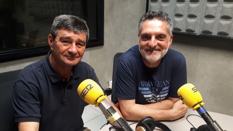 Joxe Mari Ulazia, a la izquierda, es uno de los integrantes de la plataforma 'Akebai'