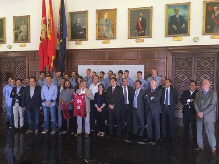 El CAI Zaragoza ha sido recibido en el ayuntamiento de la capital aragonesa después de realizar la tradicional ofrenda de flores a la Virgen del Pilar