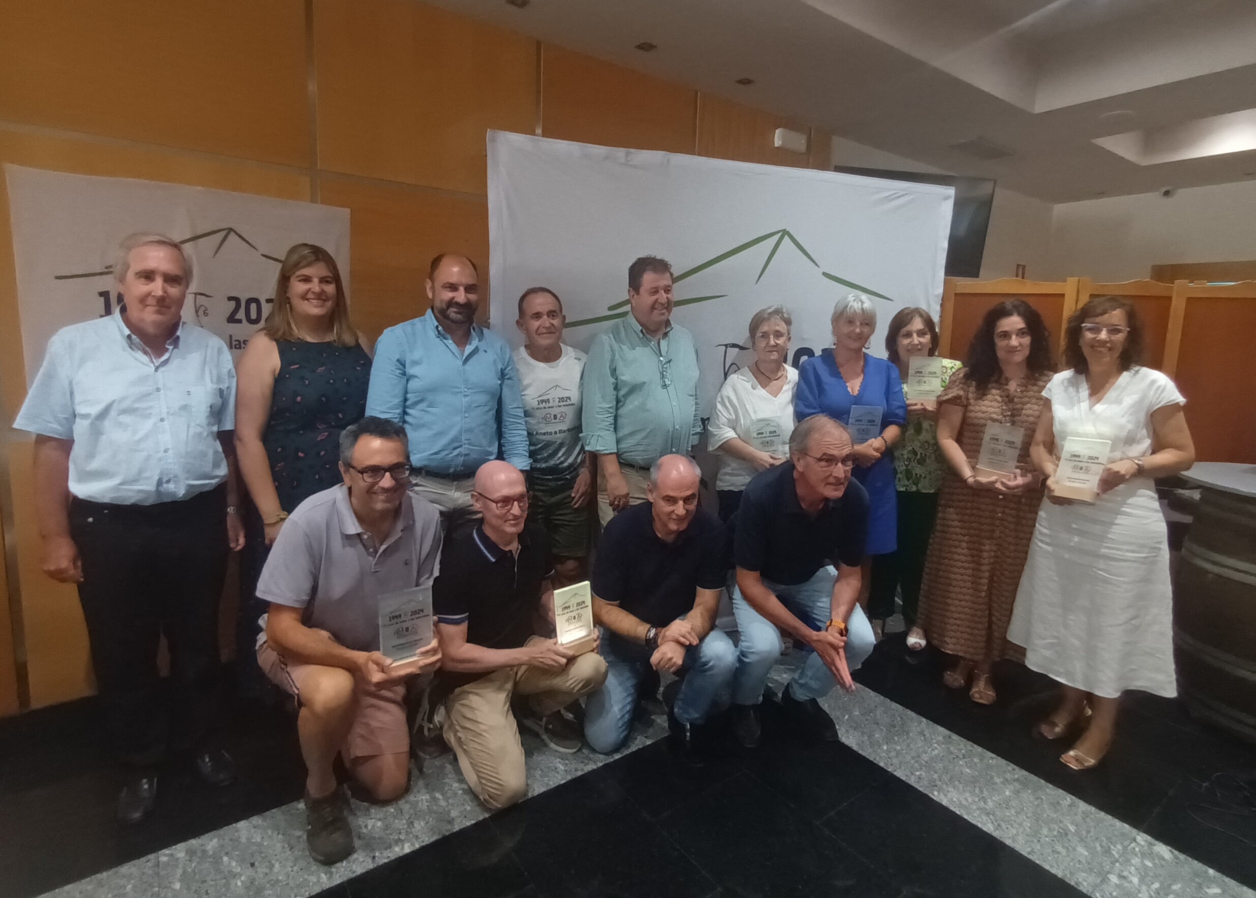 Foto de familia de los galardonados en el acto central del 75 aniversario de Montañeros de Aragón de Barbastro