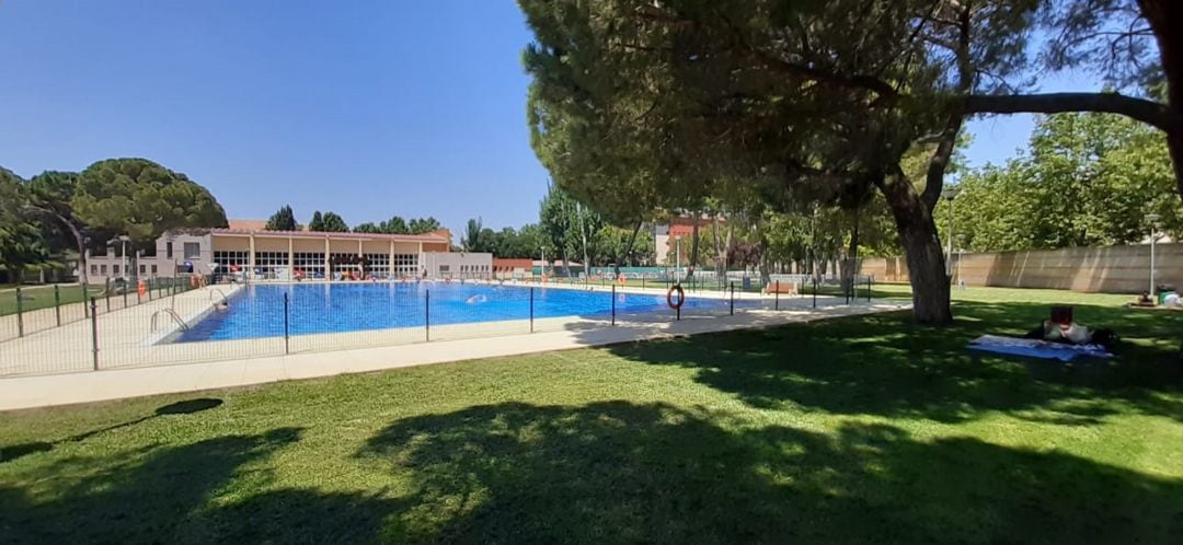 La piscina del Rey Juan Carlos recibe a sus primeros bañistas