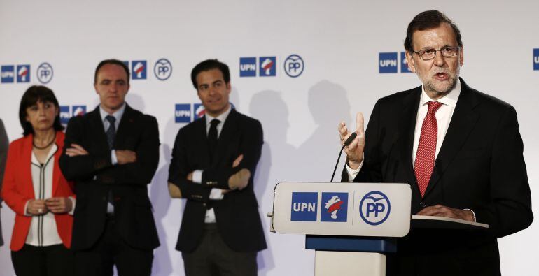 Rajoy durante su intervención tras la firma del acuerdo de coalición con el presidente de UPN, Javier Esparza,2ºiz., para las elecciones generales