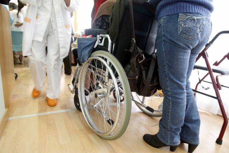 Una persona amb discapacitat és ates a l'hospital.