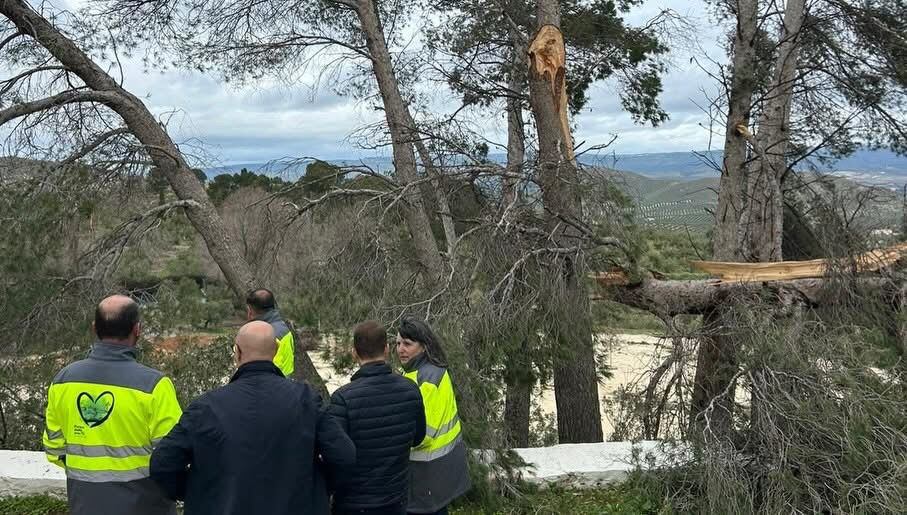 Erik Domínguez, presidente provincial del PP, acompañado de la alcaldesa de Jódar visitan la Fuente Garcíez