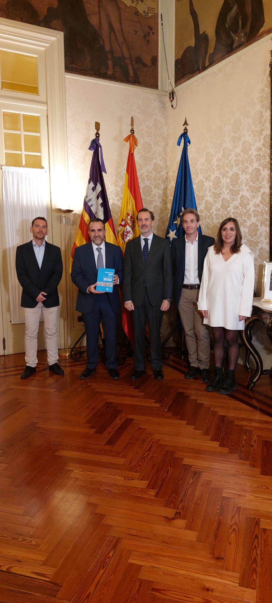 Entrega de la Memòria del Consell Econòmic i Social, al presidente del Parlament Balear, Gabriel Le Senne, por parte