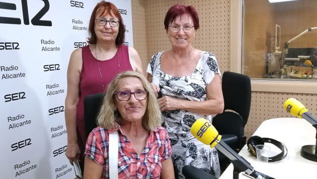 María José Henarejos y Ana Béjar, de pie, e Isabel Escrich, sentada