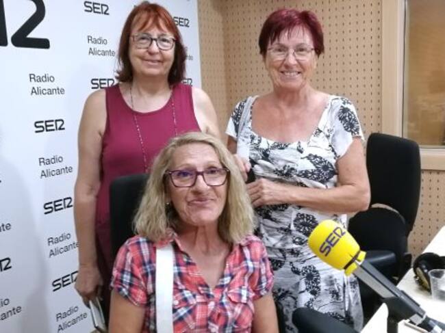 María José Henarejos y Ana Béjar, de pie, e Isabel Escrich, sentada