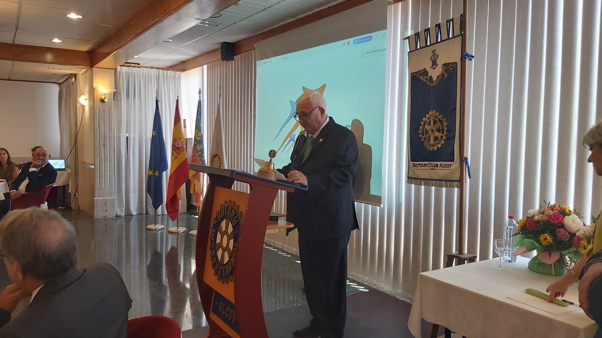 Juan Jordá recibe el premio Valores Rotarios a Radio Alcoy