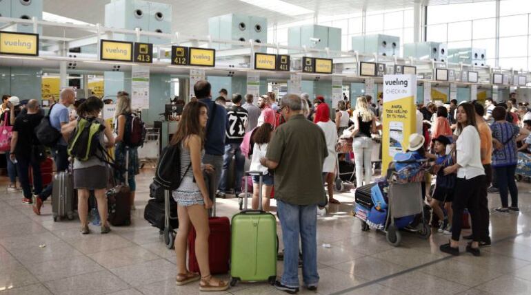 Imagen de archivo de gente embarcando en la terminal de un aeropuerto