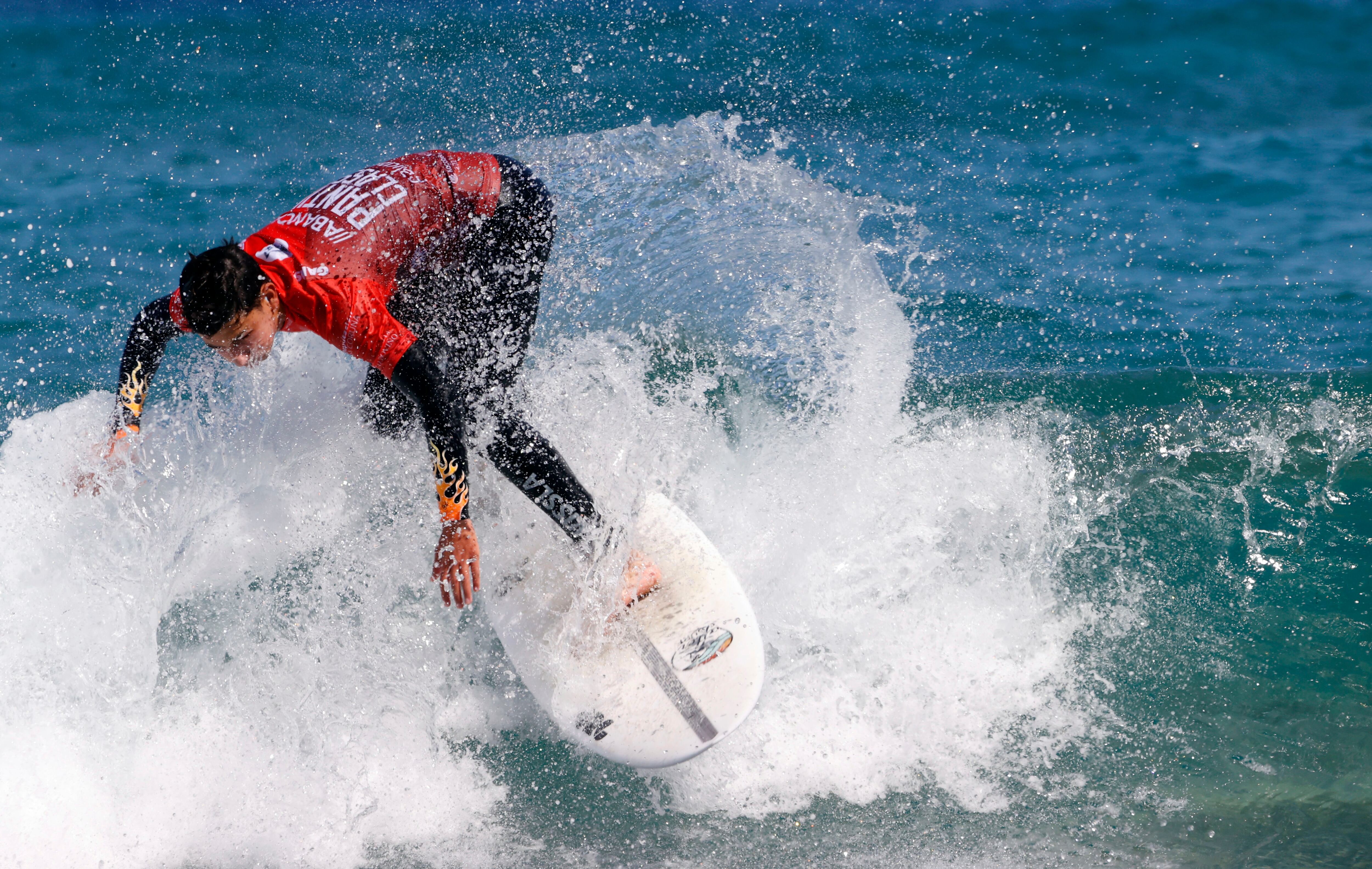 VALDOVIÑO, 09/07/2022.- Un surfista participa en la 35 edición del Abanca Pantín Classic Galicia Pro, principal prueba de surf en España, en la que cita a más de 150 de los mejores deportistas de esta especialidad en el mundo, este sábado en Valdoviño. EFE/ Kiko Delgado