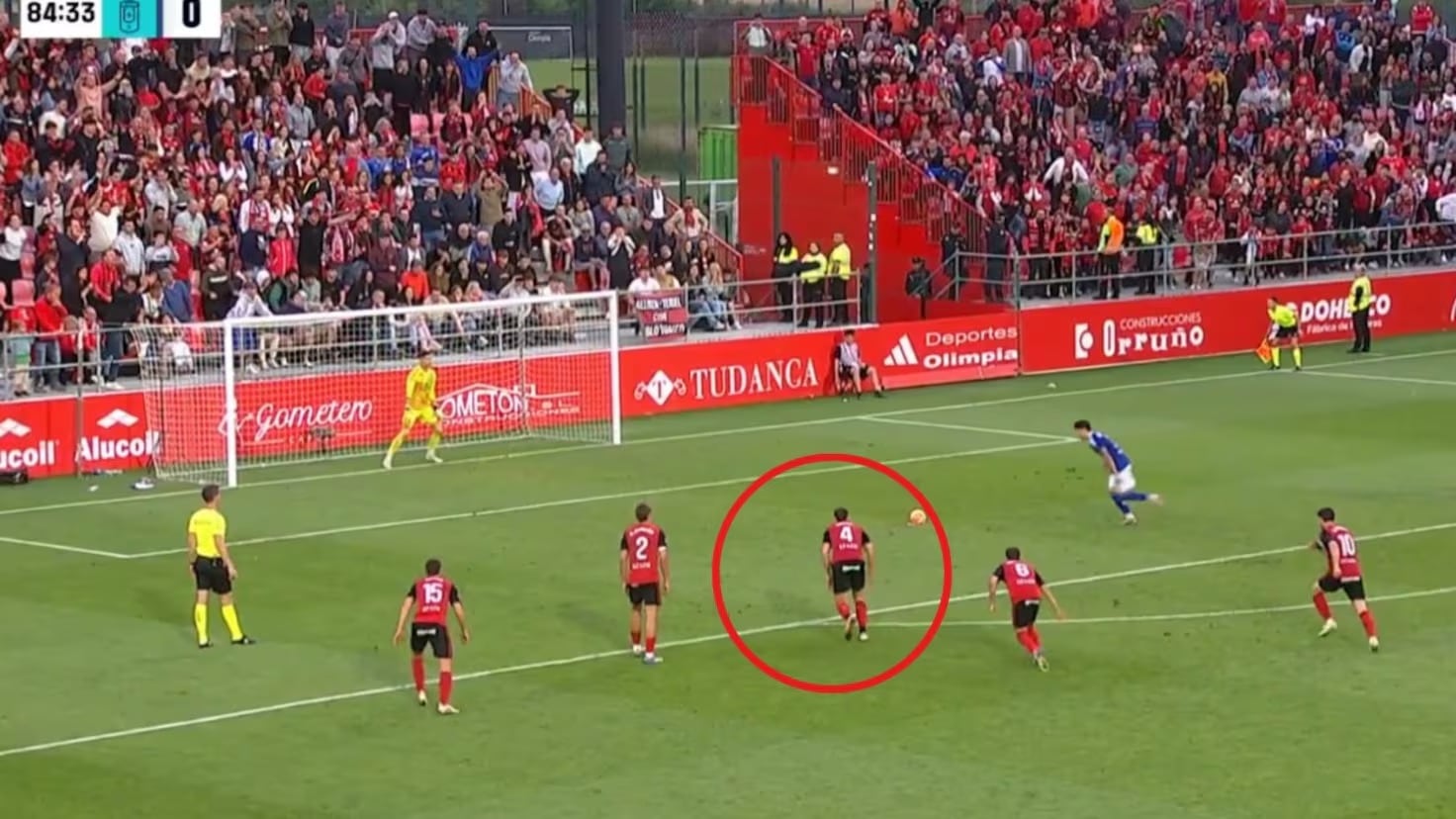 La treta épica del defensor del Mirandés en el penalti del Oviedo que puede valer un ascenso