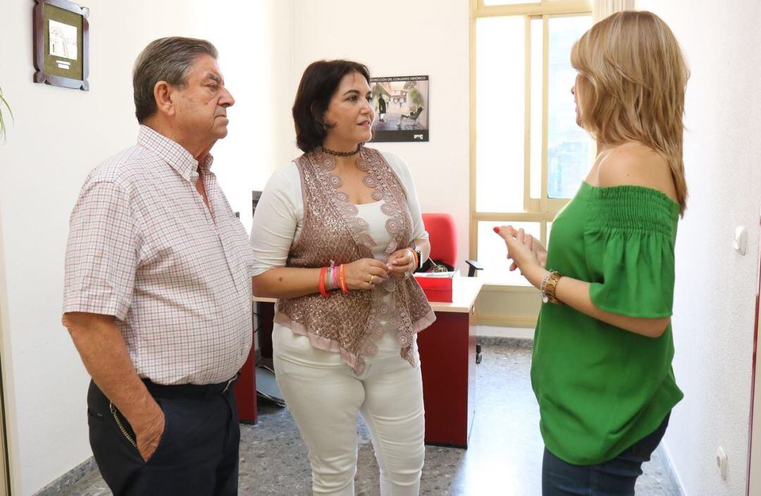 Eva Timoteo, junto a representantes del Alzheimer Córdoba