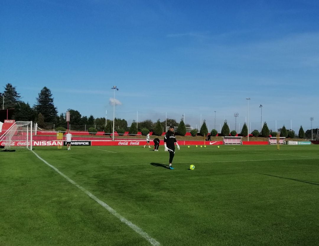 Pichu Cuéllar, en primer término, durante el entrenamiento del Sporting de este miércoles en Mareo.