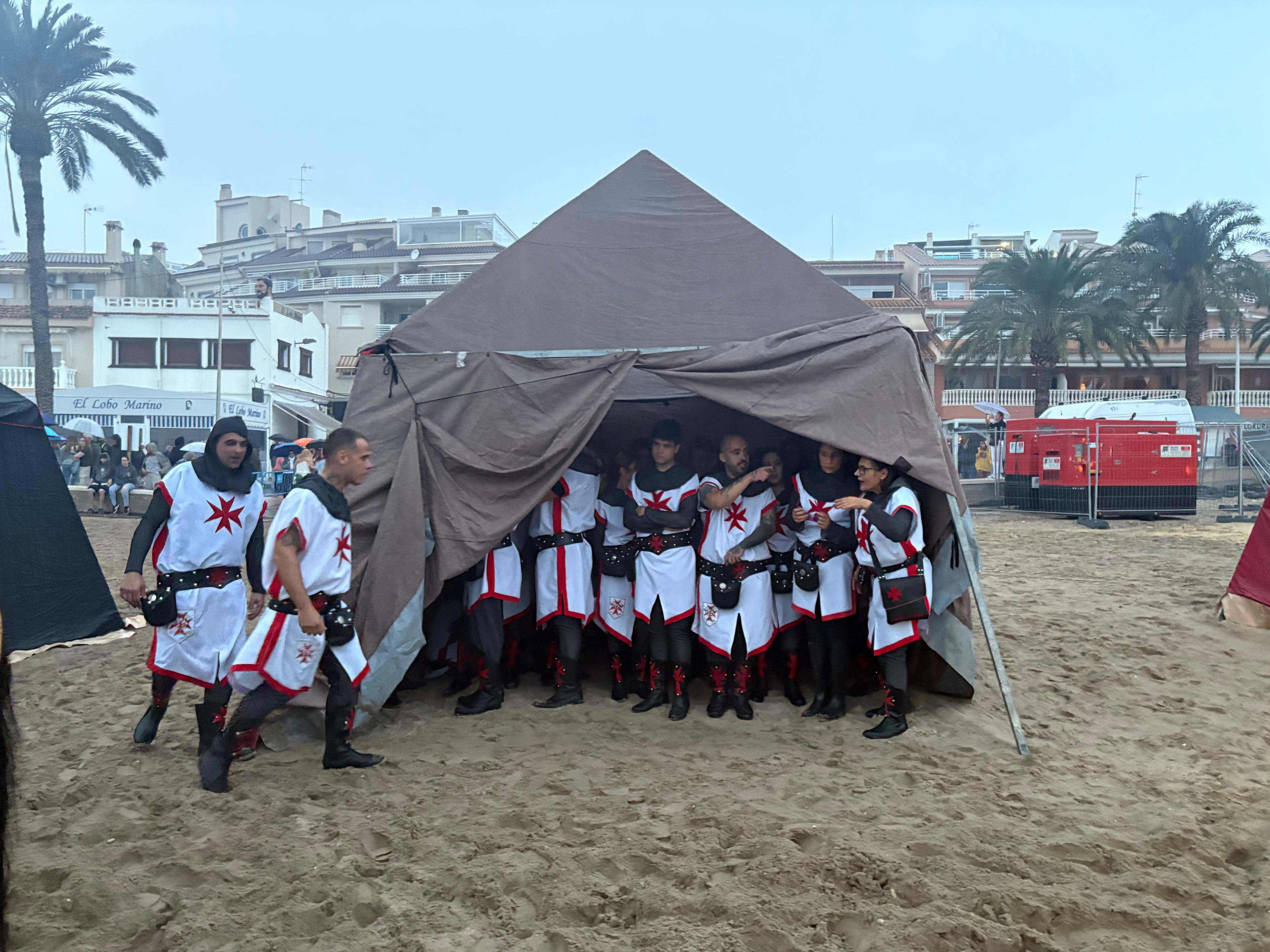 La lluvia trastoca el acto del desembarco de los Moros y Cristianos de El Campello