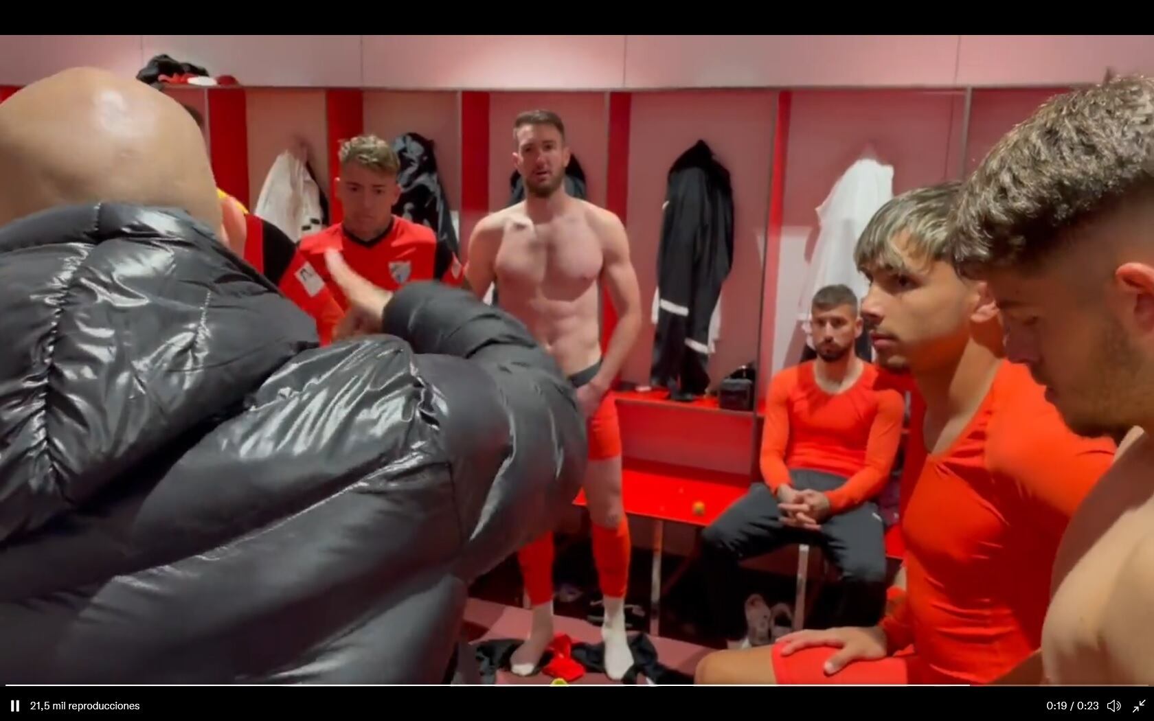 Manolo Gaspar se dirige a los jugadores en el vestuario de Lezama