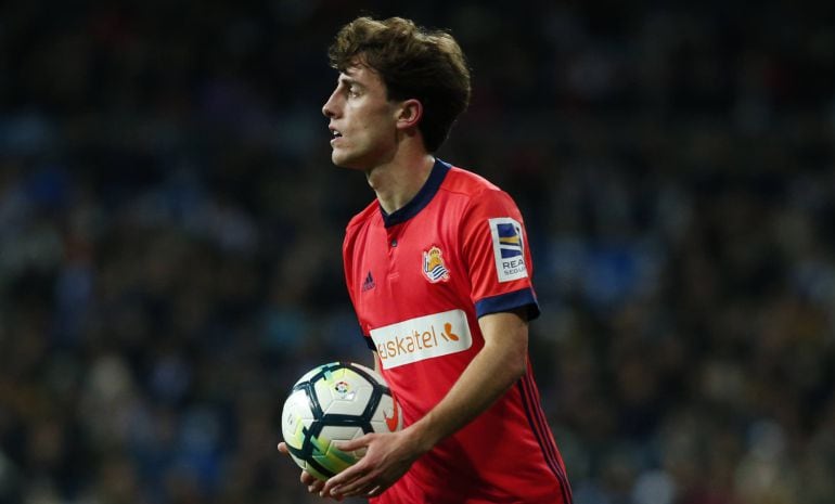 Odriozola se dispone a sacar de banda en el último partido de la Real