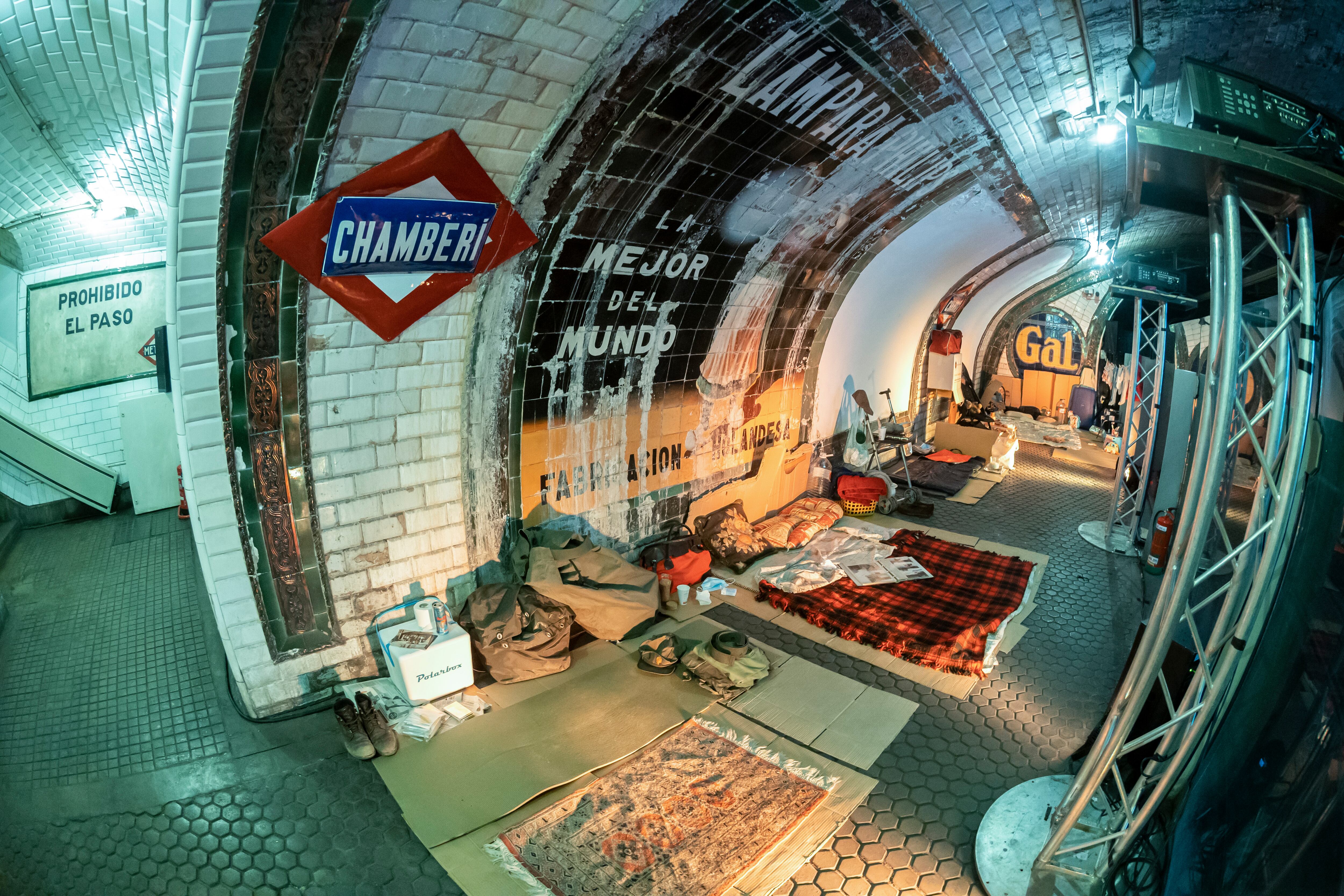 Estación Museo de Chamberí convertida en un refugio antiaéreo para ponerse en la piel de las personas refugiadas