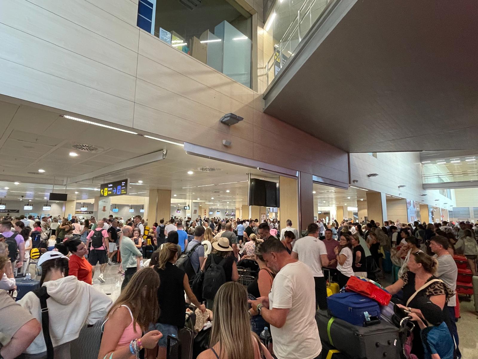 Pasajeros agolpados en el aeropuerto Ibiza