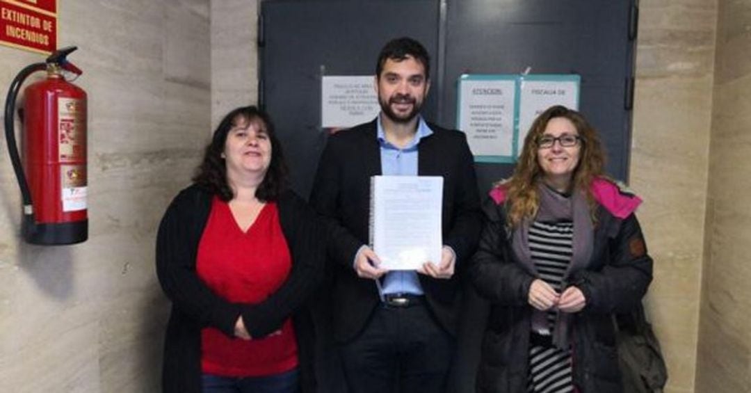 El portavoz de Ganar Alcorcón, Jesús Santos, presentando documentación ante la fiscalía