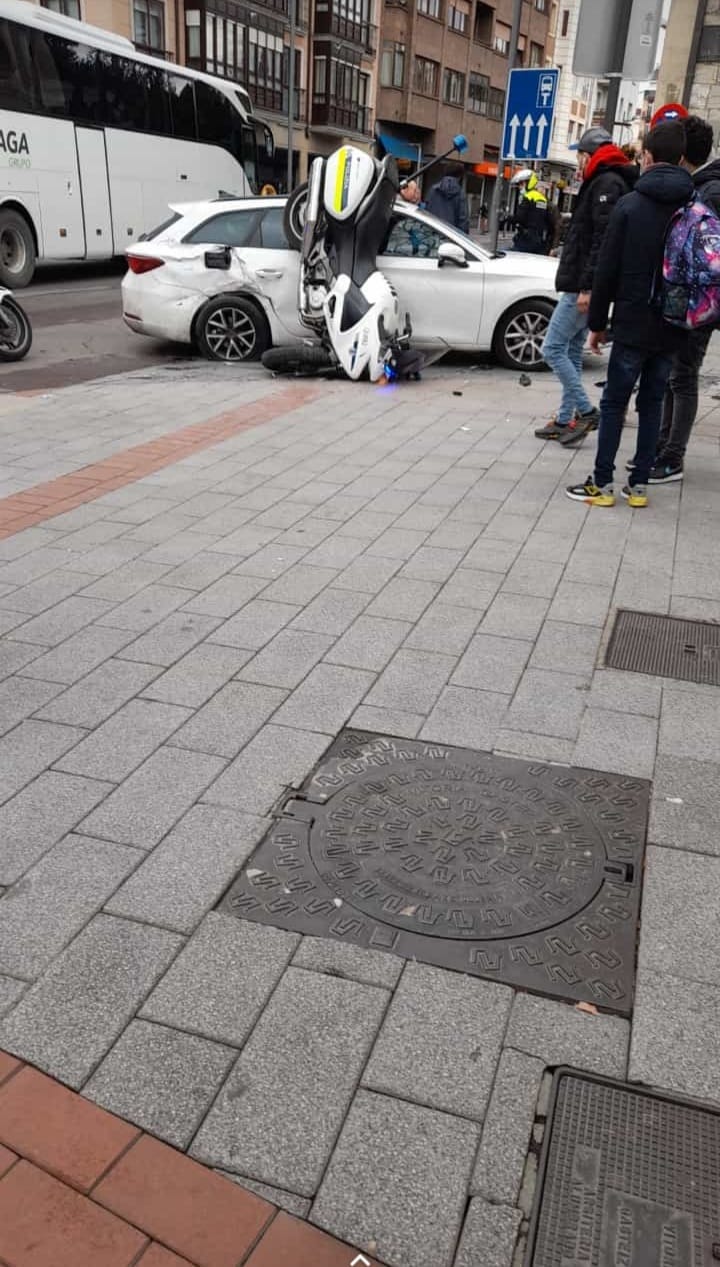 Espectacular accidente de una moto de la policía local de Vitoria