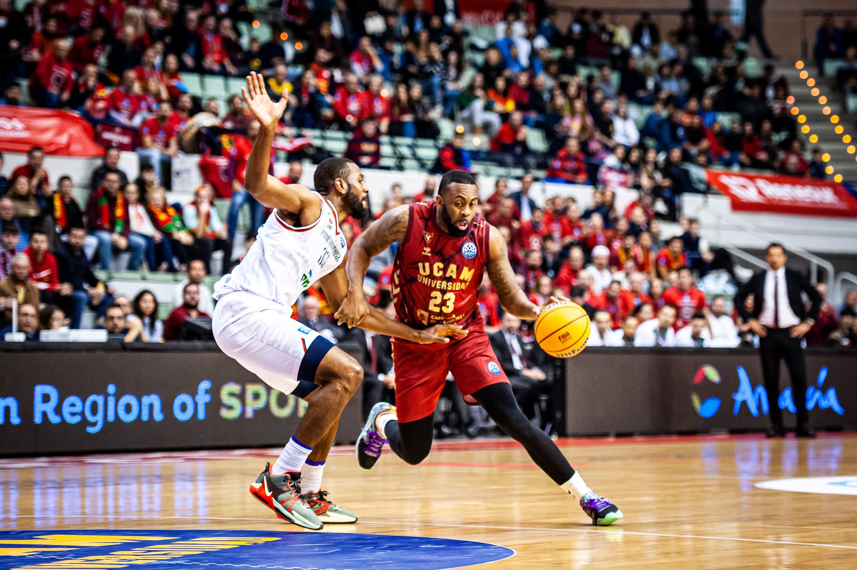 James Anderson en el encuentro de la Basketball Champions League contra Pinar Karsiyaka