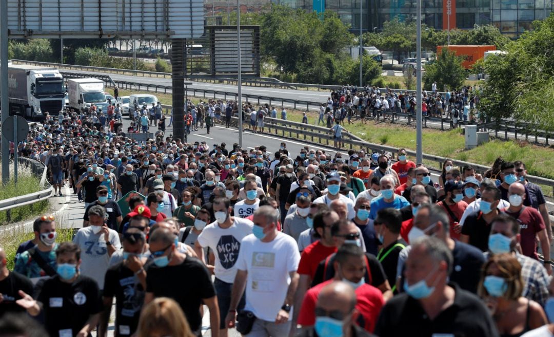 Trabajadores de Nissan protestan tras el anuncio del cierre de las plantas de Cataluña.