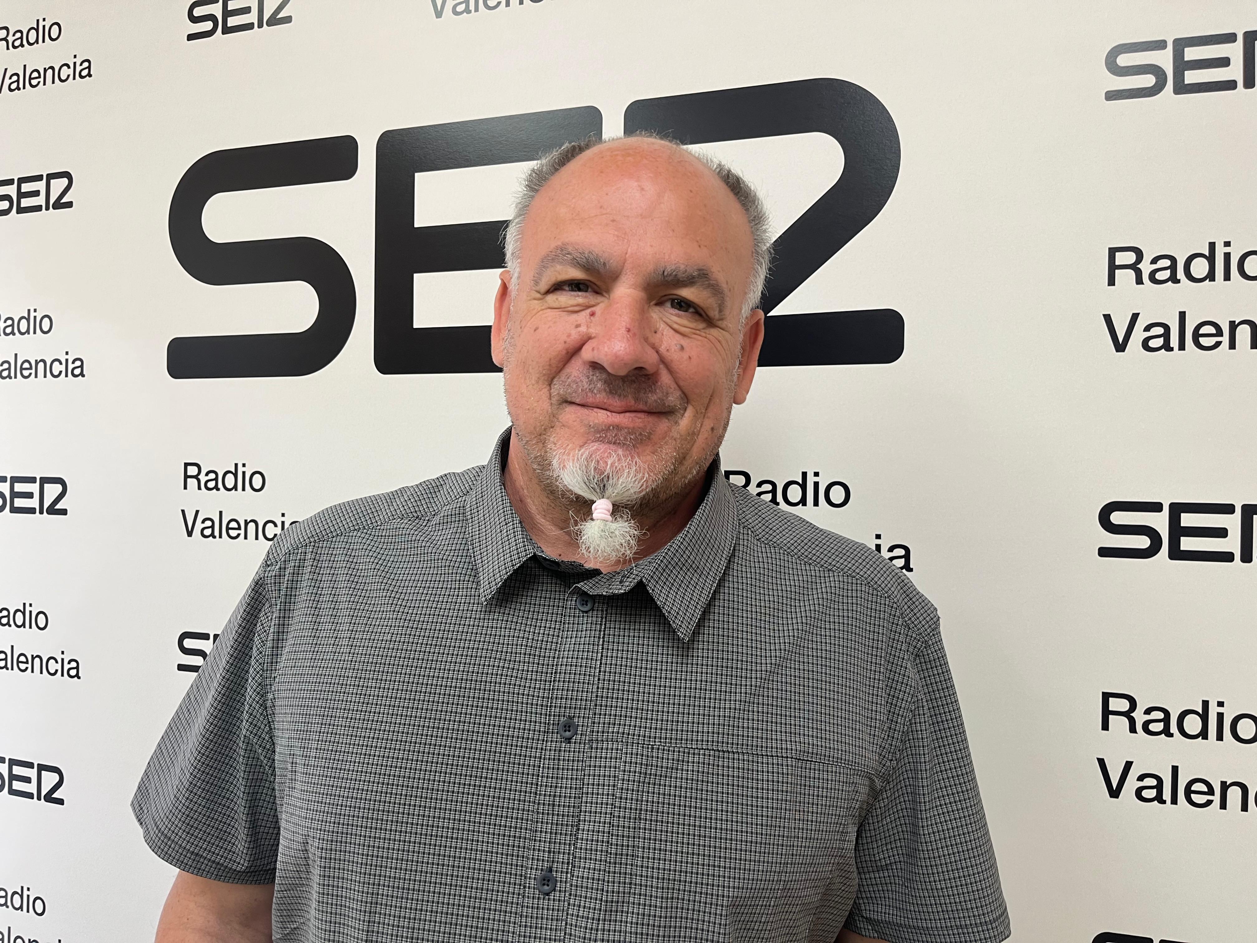 Juan Ramón Ferrandis, coordinador de la Plataforma per un Tren Públic, Social i Sostenible del País Valencià, en los estudios de Radio Valencia Cadena SER.