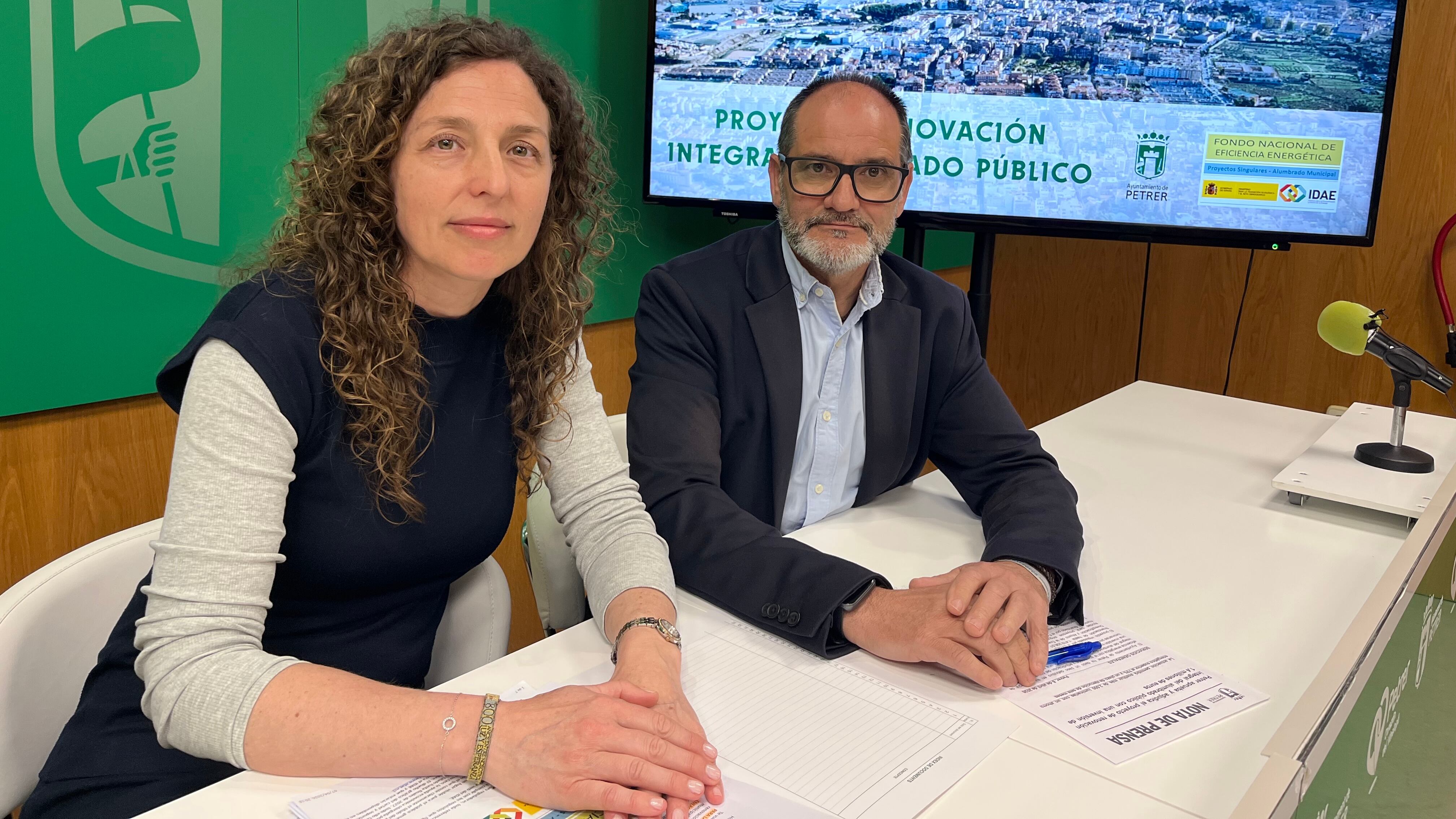 María José Soler, técnica de la concejalía de Servicios Generales de Petrer; junto a Fernando Díaz, edil del área