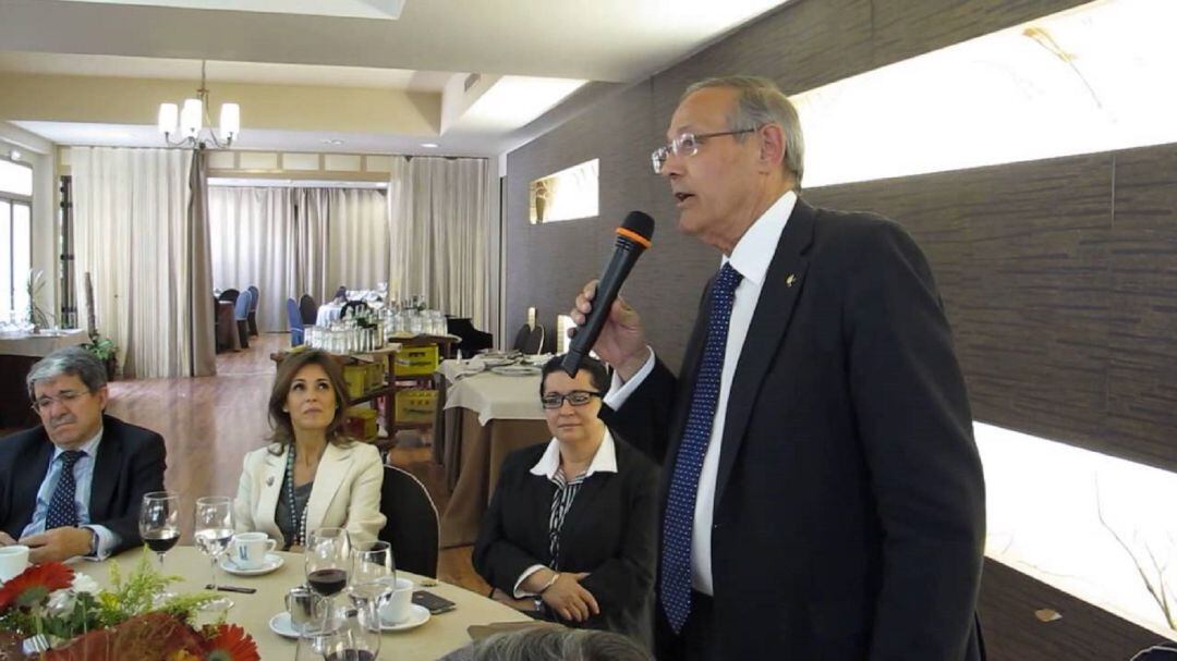 Ángel Galán durante una presentación de su libro