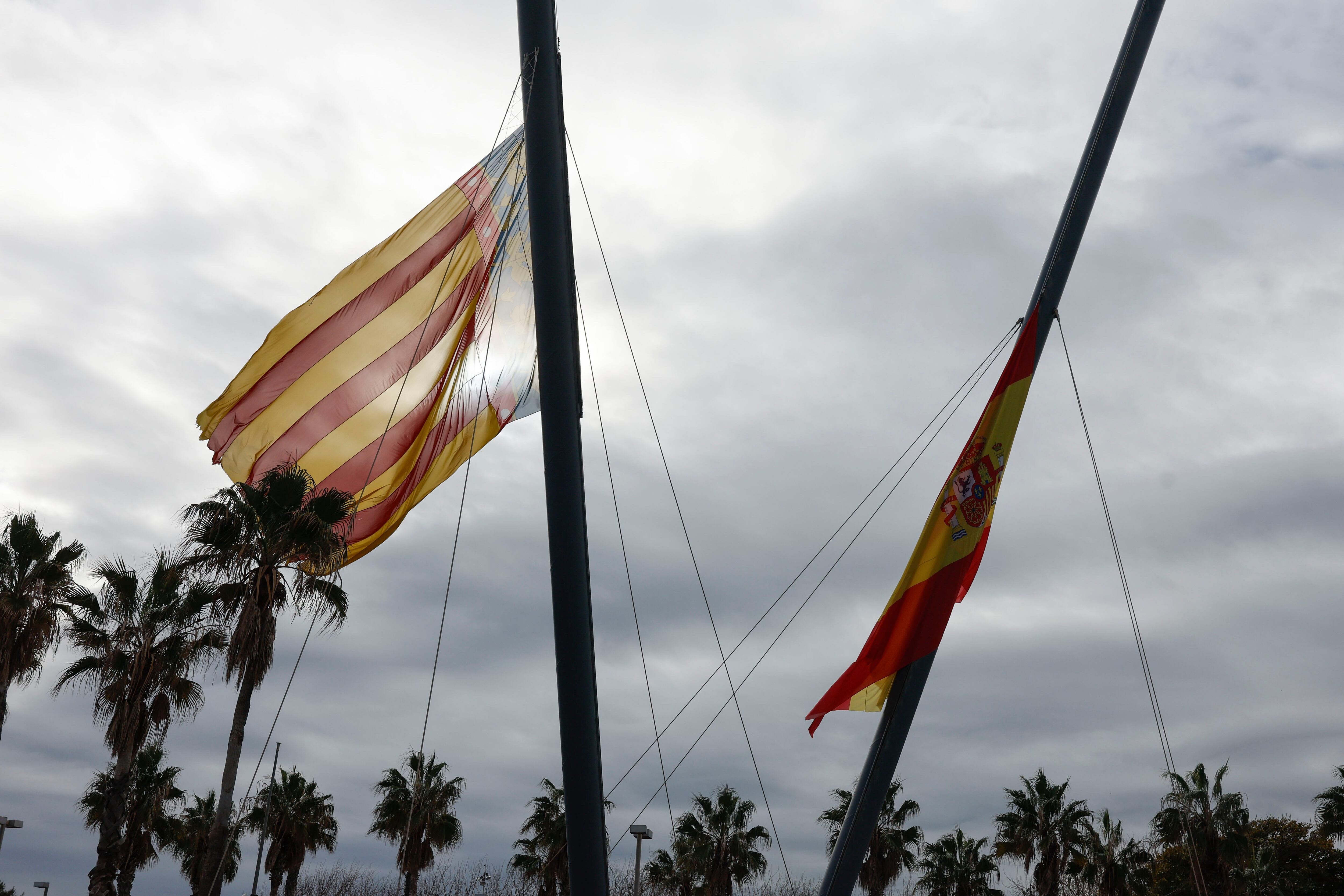 Vista de las banderas de la Comunitat Valenciana y de España en la Playa de la Malvarrosa