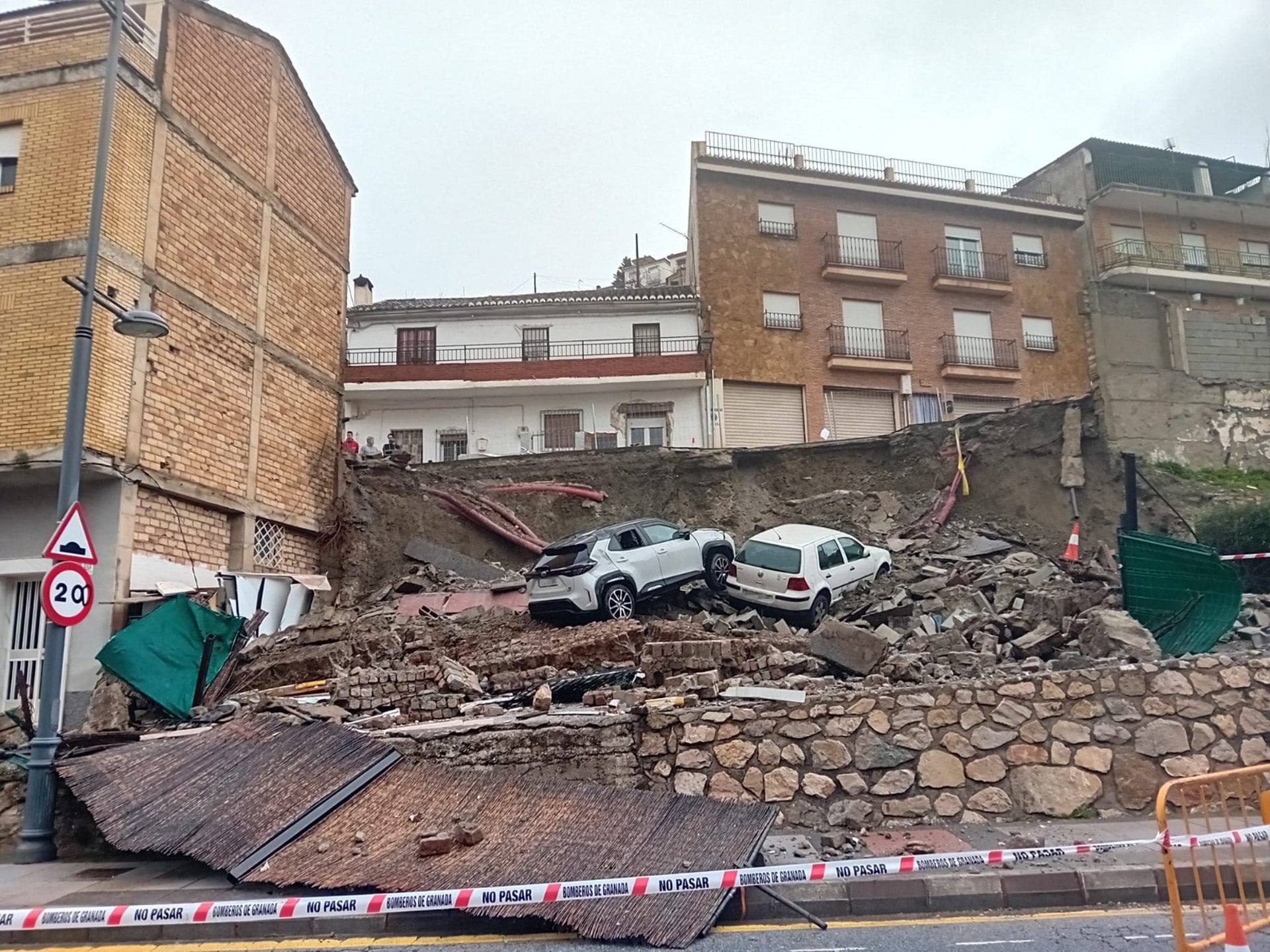 Deslizamiento de tierra en una calle en Cenes de la Vega