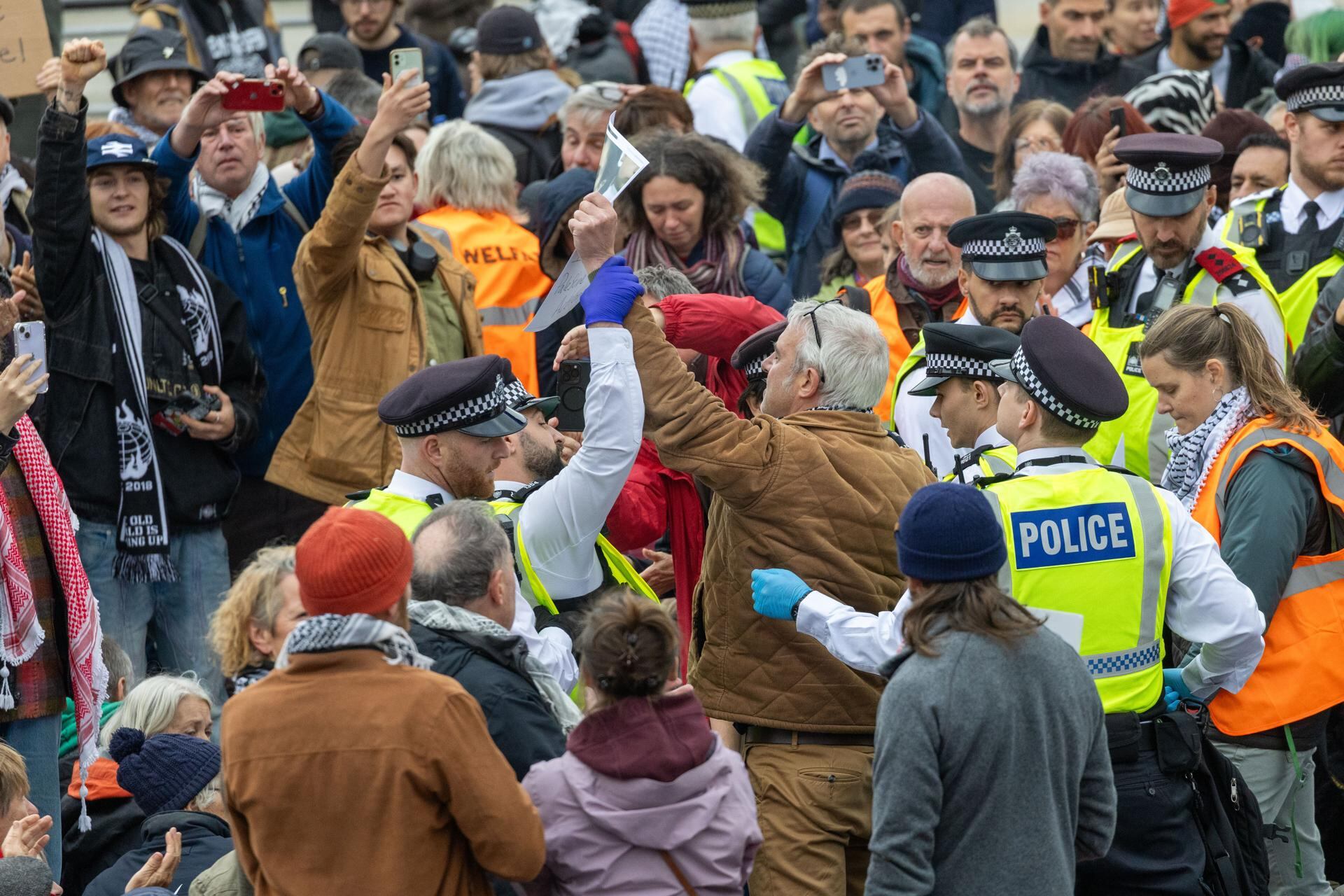 La policía arresta a partidarios del grupo ilegalizado Acción Palestina en una protesta civil en Londres, Gran Bretaña, el 4 de octubre de 2025.