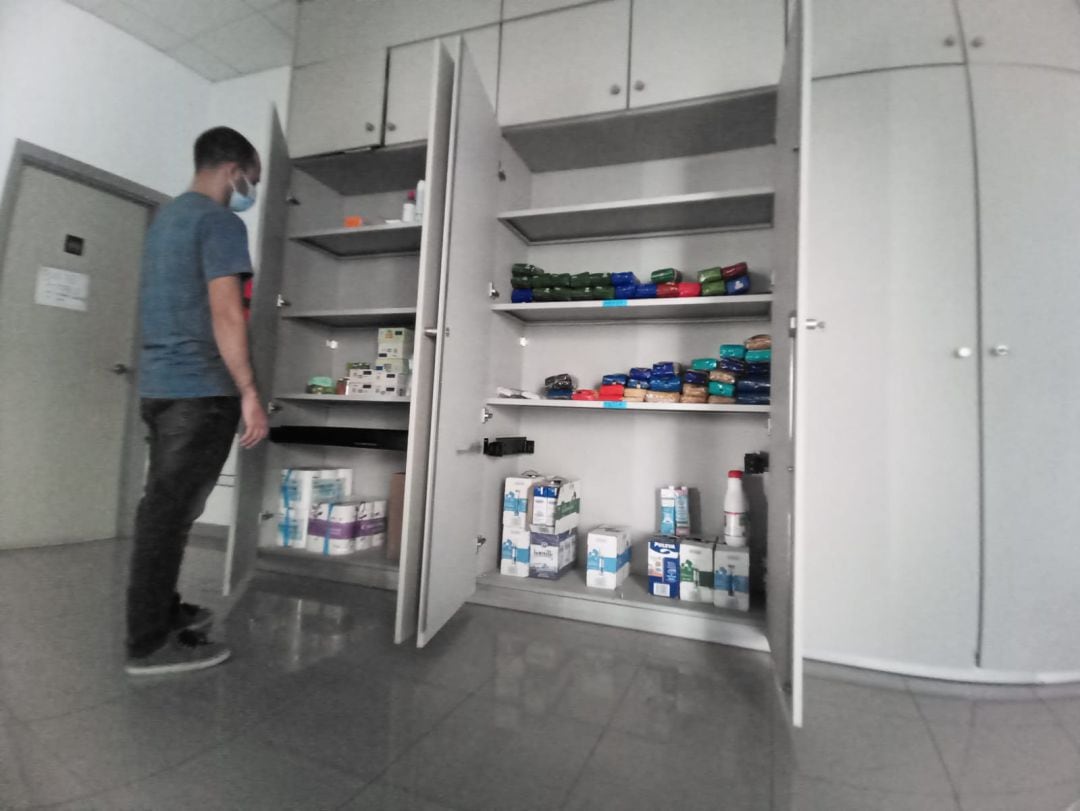Joan Bonet, portavoz de &#039;Casa Obrera&#039;, junto a la despensa de los alimentos.