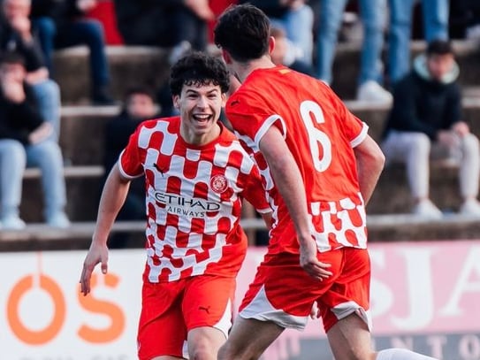 Dos jugadors del Juvenil A del Girona celebrant un gol contra el Liverpool.