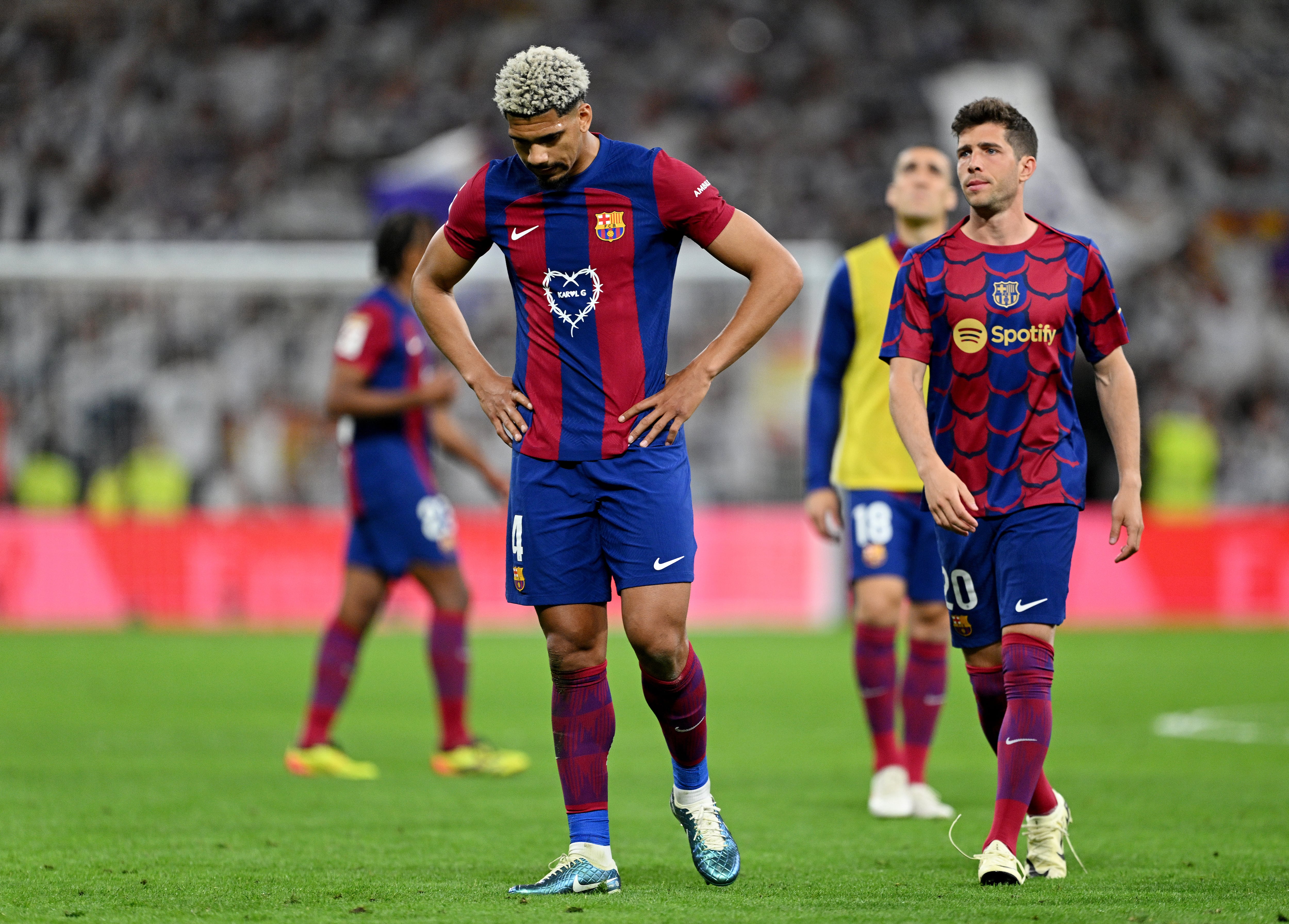 MADRID, SPAIN - APRIL 21: Ronald Araujo of FC Barcelona reacts at full-time following the team&#039;s defeat in the LaLiga EA Sports match between Real Madrid CF and FC Barcelona at Estadio Santiago Bernabeu on April 21, 2024 in Madrid, Spain. (Photo by David Ramos/Getty Images)