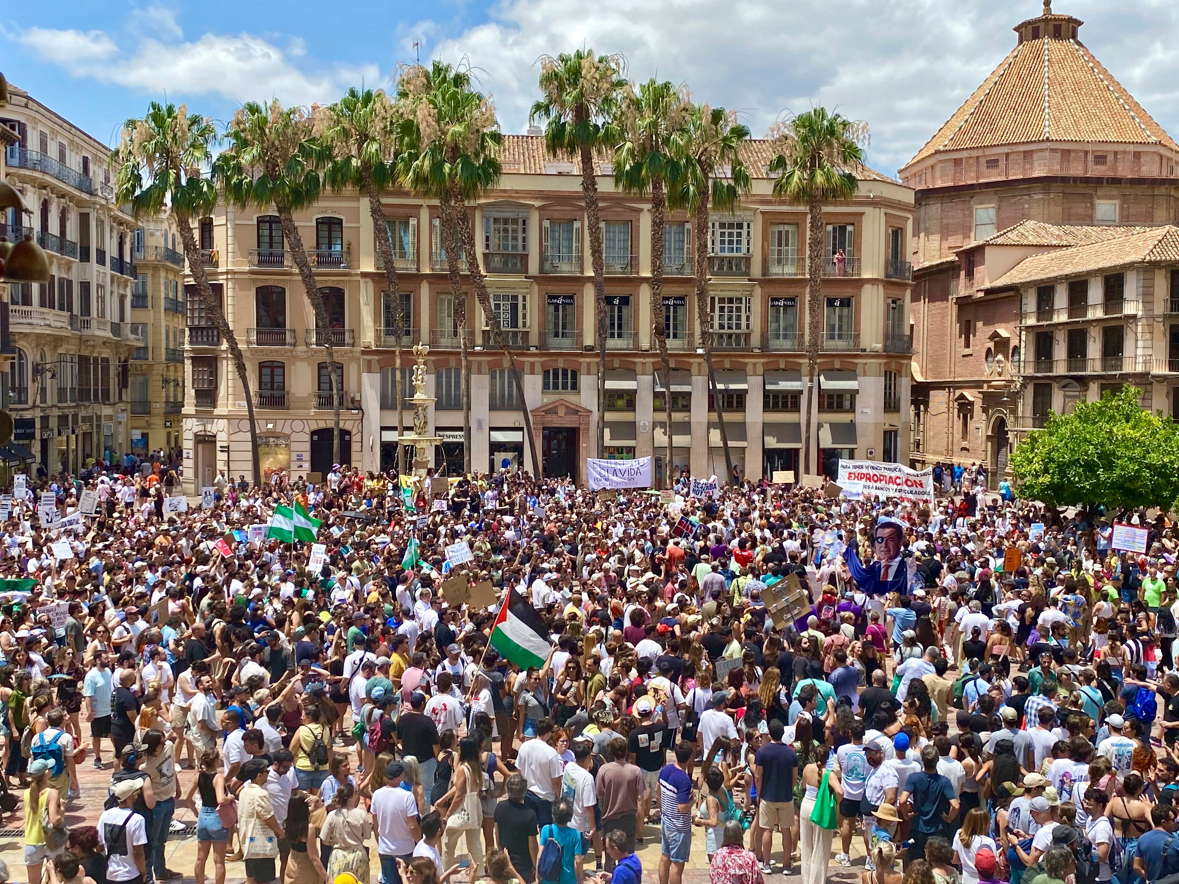 MÁLAGA, 29/06/2024.- Cientos de personas participan este sábado en la Plaza de la Constitución en la manifestación por el derecho a la vivienda &#039;Málaga para vivir, no para sobrevivir&#039;, convocada por el Sindicato de Inquilinas e Inquilinos y que cuenta con el apoyo de medio centenar de colectivos. EFE/María Alonso
