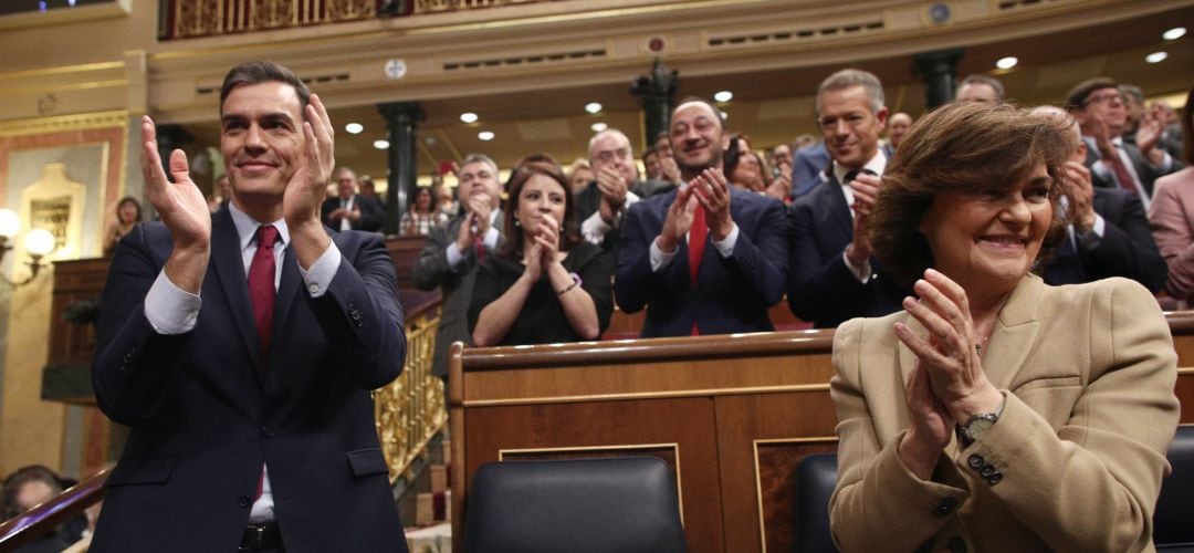 El presidente del Gobierno, Pedro Sánchez aplaude junto a la bancada socialista tras conocerse el resultado de la segunda sesión de votación para su investidura 