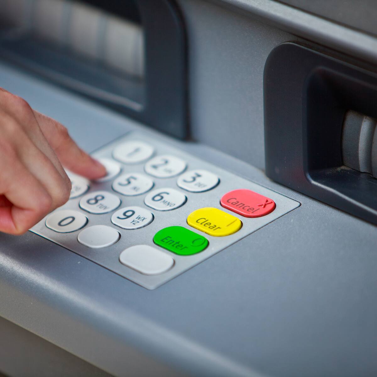 La banca electrónica consolida el malestar por la brecha digital, según el CEMOP