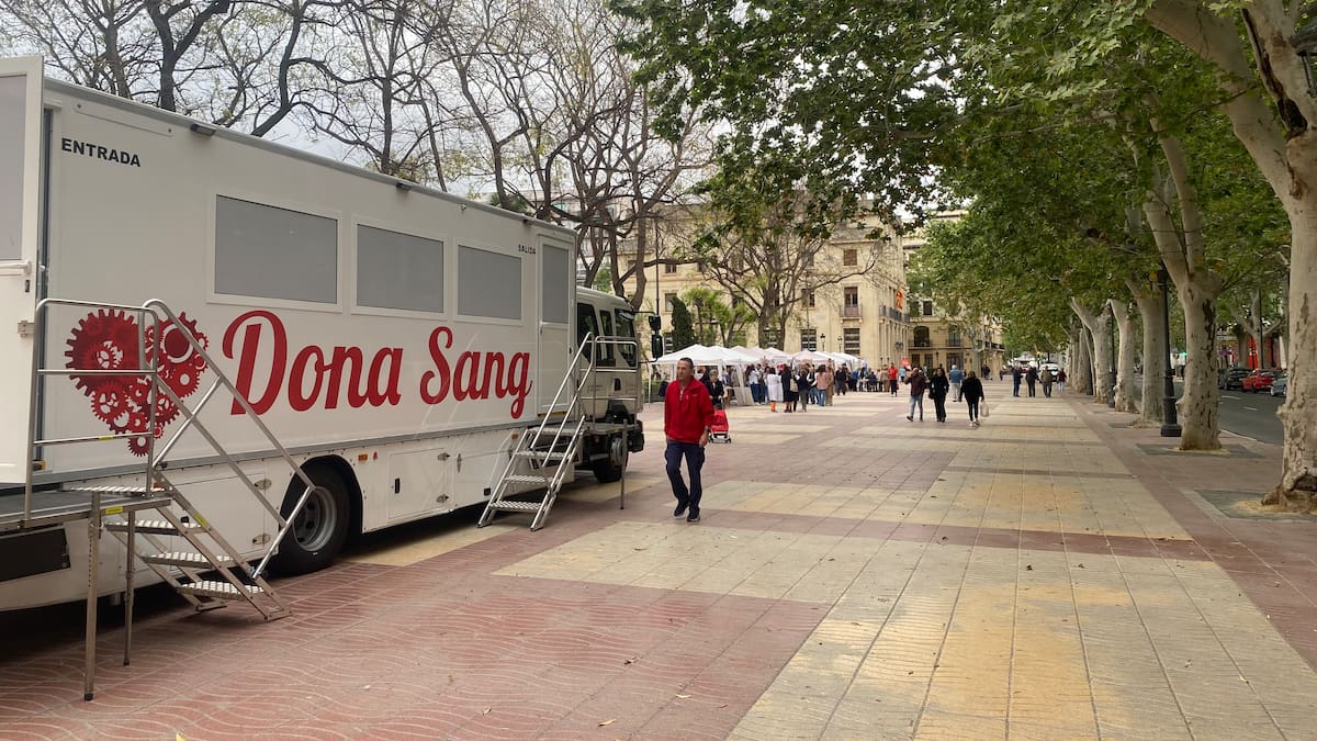 Un recorrido por la feria de la salud en Xàtiva