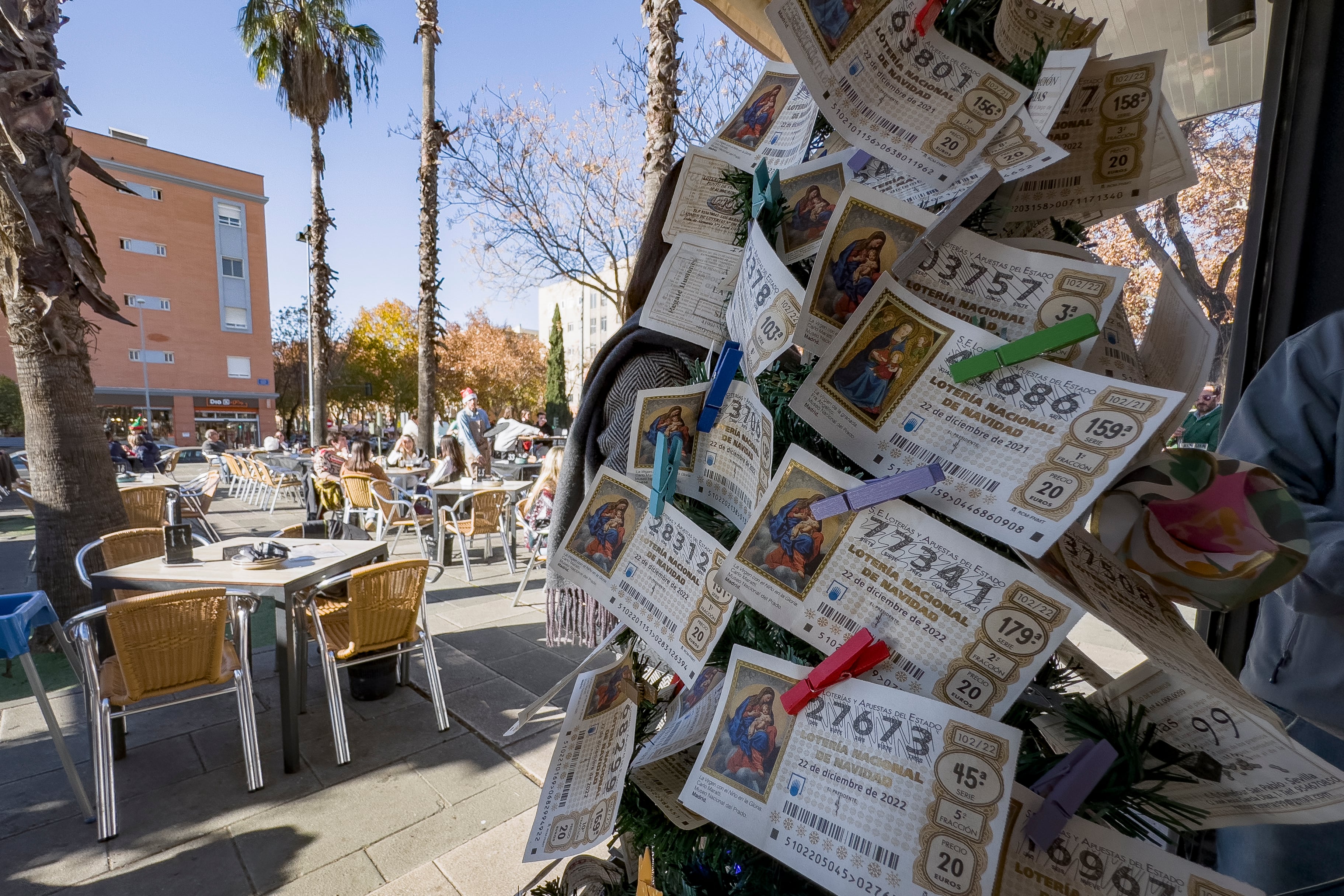 La terraza del bar &#039;La Vespa&#039; plagada de décimos no premiados durante el sorteo de El Gordo. Archivo.