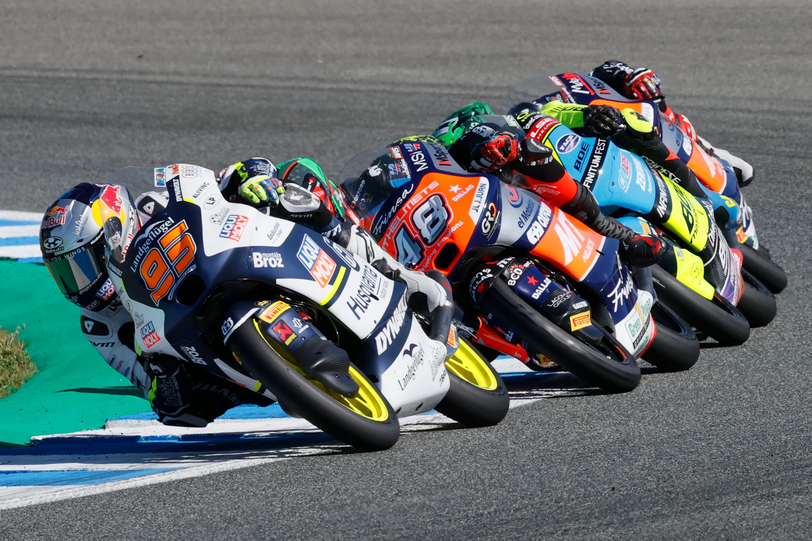 El piloto holandés de Moto3 Collin Veijer (i), del equipo Liqui Moly Husqvarna Intact GP, durante el Gran Premio de España de Motociclismo de 2024 disputado este domingo en el Circuito de Jerez - Ángel Nieto (Cádiz). EFE/José Manuel Vidal