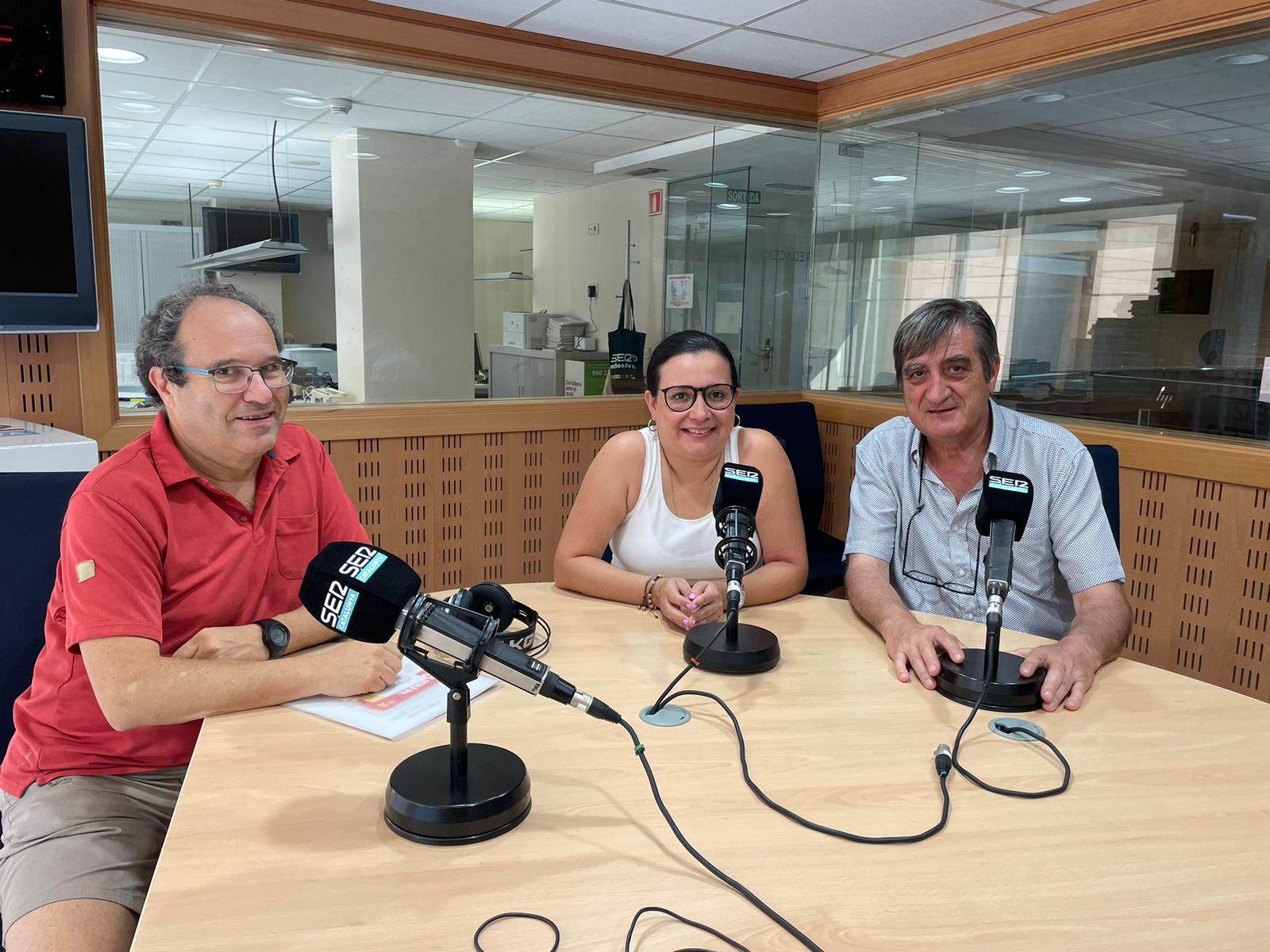 David Casellas, de la Plataforma per la Llengua Gironès; i Vanessa i Albert, parella lingüística