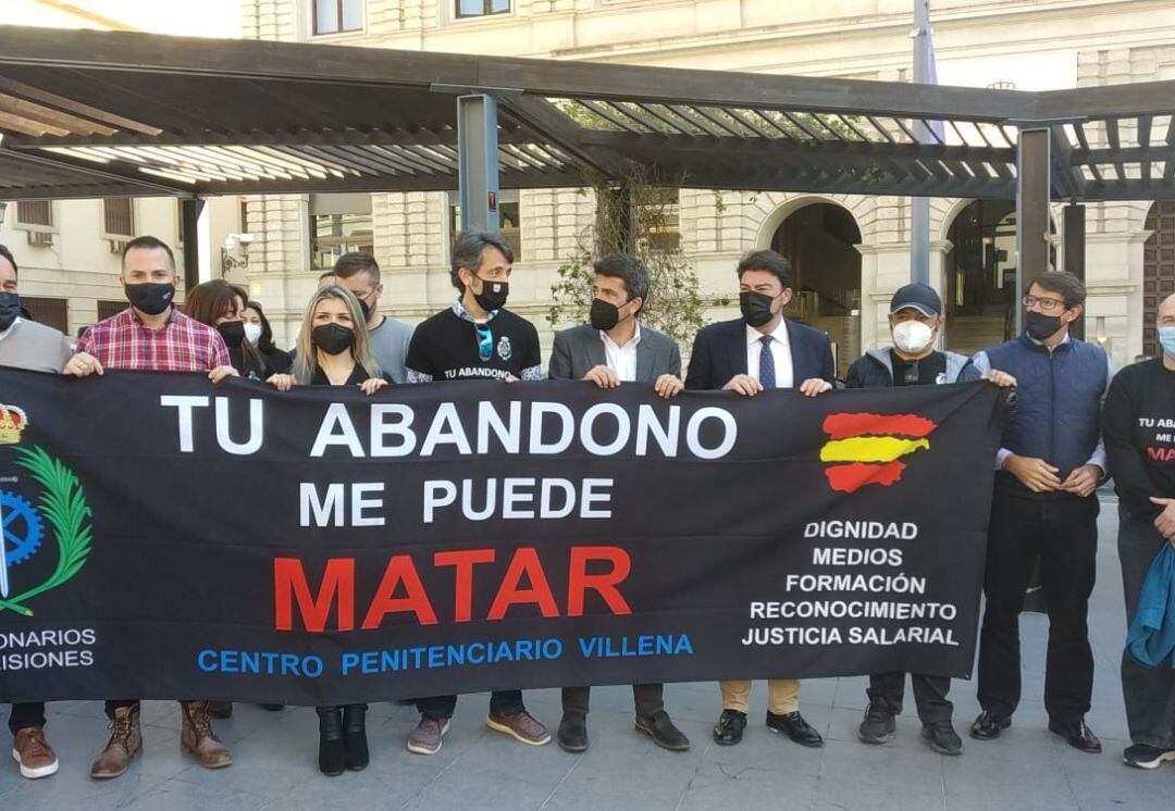 Mari Carmen Sánchez, detrás del cartel reivindicativo de los funcionarios de prisiones