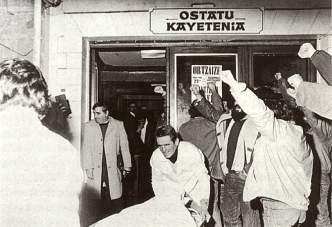 El 19 de diciembre de 1983: los GAL asesinan a tiros a Ramón Oñaederra, &quot;Kattu&quot;, en el bar Kayetenia de Baiona.