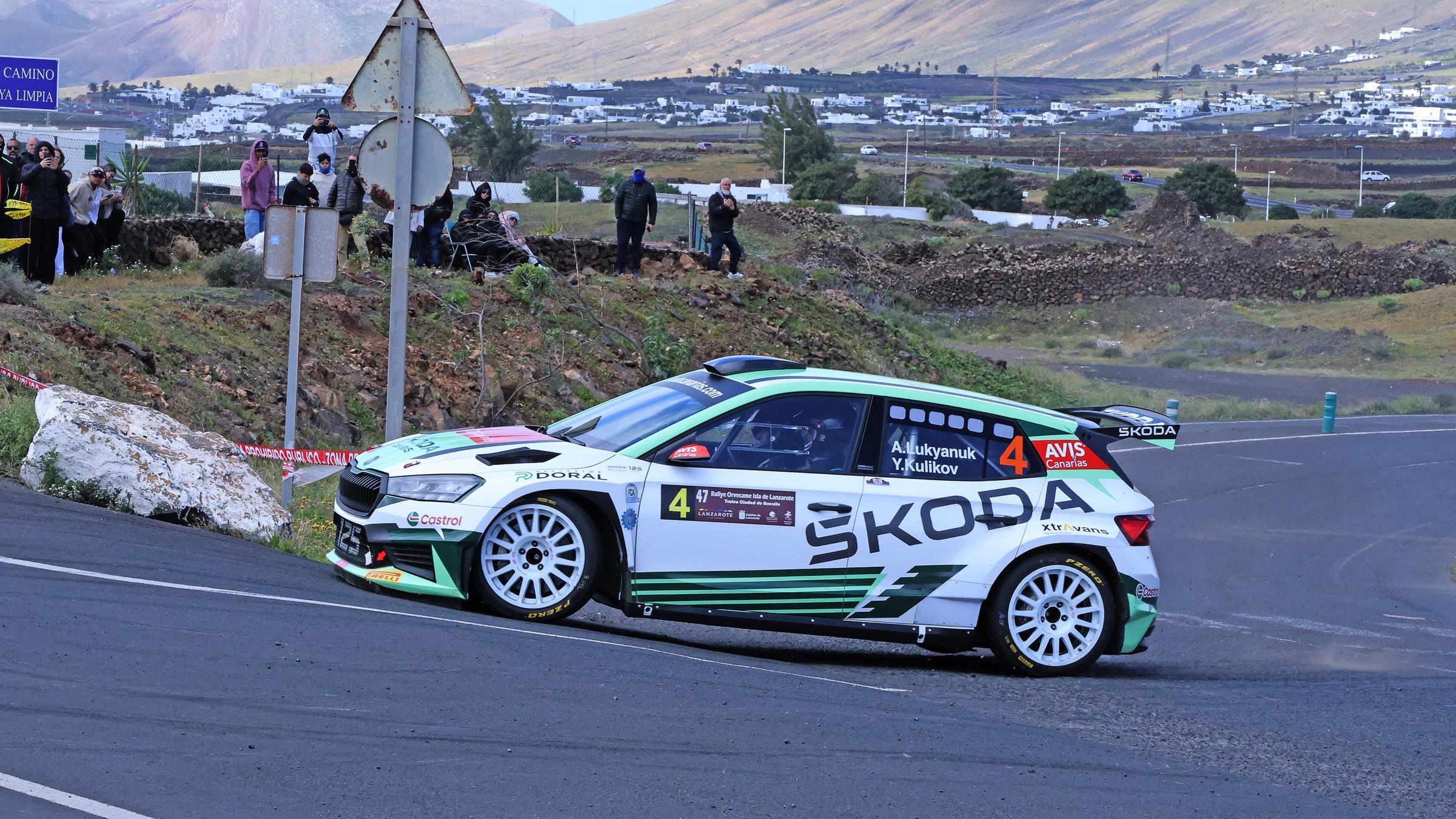 Alexey Lukyanyuk con el Skoda en Lanzarote.