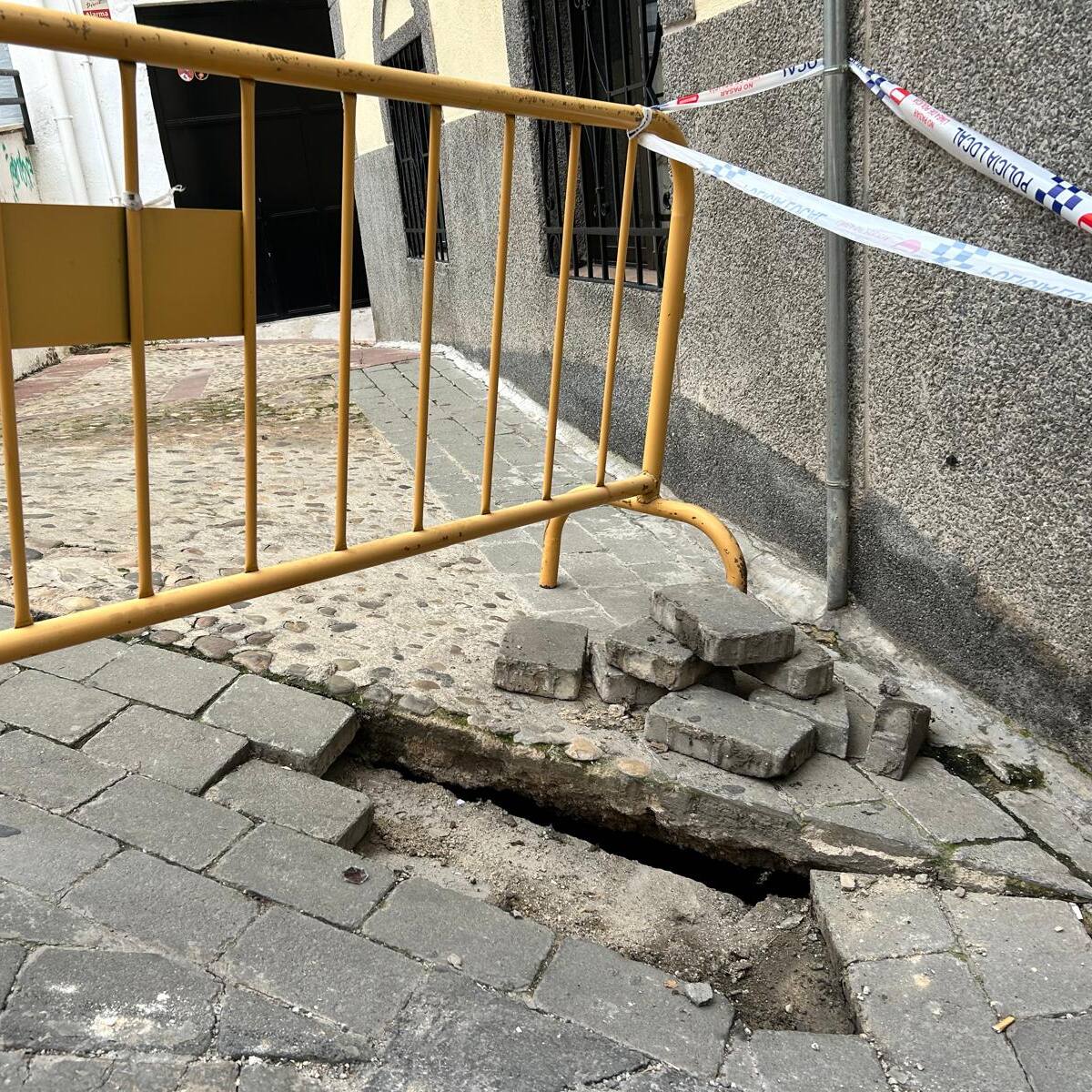 Un hundimiento en el centro de Jaén provoca el corte al tráfico en la calle Arroyo de San Pedro