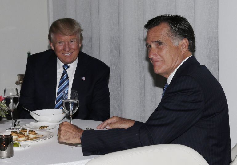 NY01. NUEVA YORK (ESTADOS UNIDOS),- El presidente electo de Estados Unidos, Donald Trump (c) se reúne hoy, martes 29 de noviembre de 2016, con el exgobernador de Massachusetts, Mitt Romney (d) y el director del Comité Nacional Republicano, Reince Priebus 